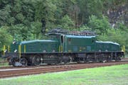 Be 6/8 III 13302 wartet im Juli 2011 in Biasca auf ihren Einsatz vor einem Extrazug. (Bild: PD)