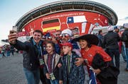 Russische Matchbesucher machen vor dem Stadion in Kasan ein Selfie mit chilenischen Fans. (Bild: Marcelo Machado/Getty (Kasan, 22. Juni 2017))
