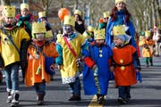 "Geburtstagskönige" der Spielgruppe St. Johannes feiern 40 Jahre Bestehen am Letzibuzäli-Umzug in Zug. (Bild: Christof Borner-Keller / Neue ZZ)
