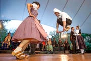 Unterschiedliche Stampfrituale am Volkskulturfestival Obwald: einheimische «Bödälär» (oben) und... (Bild: Philipp Schmidli)
