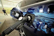 Das Wasserstoffauto Mirai von Toyota beim Auftanken. (Bild: Getty/Anadolu Agency)