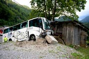 Der Touristencar ist am Mittwoch mit der Talstation einer Alpseilbahn zusammengestossen. (Bild: Keystone)
