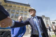 Der chinesische Investor Yunfeng Gao vor dem Hotel Europäischer Hof. (Bild: Keystone/Urs Flueeler)
