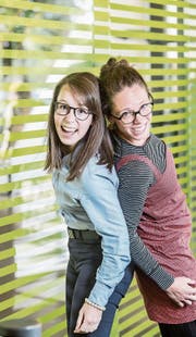 Feiern ihren Abschluss: Tatjana Hehli (links) aus Luzern und Natalie Keinath aus Zürich. (Bild: Nadia Schärli (Luzern, 14. September 2017))