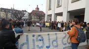 Zahlreiche Studenten nahmen an der Demo in Luzern auf dem Theaterplatz teil. (Bild: Leserbild Florian Mauchle)