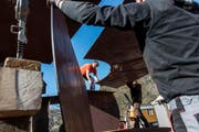 Mundy Nussbaumer mit Helfern bei der Probemontage der Skulptur «Industrie». (Bild: pd)