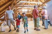Die Besucher begutachten das frisch renovierte Schwesternhaus. (Bild: Patrick Hürlimann (Baar, 24. Juni 2017))