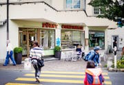 Mitten im Dorf: Die Konditorei Confiserie Fürst in Baar wird Ende Juni von der Zuger Firma Speck übernommen. (Bild Stefan Kaiser)