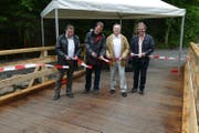 Eröffnung des neuen Holzübergangs: (von links) Peter Steinegger, Amt für Wald und Wild Kanton Zug; Martin Kempf, Bauvorsteher Menzingen; Josef Ribary, Gemeindepräsident Unterägeri; Gerhard Raschle, Co-Abteilungsleiter Bau und Unterhalt Unterägeri. (Bild: PD)