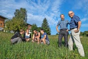 Prorektor Ruedi Tschachtli (ganz rechts), Leiter des Berufsbildungszentrums Natur und Ernährung in Schüpfheim, mit Rektor Walter Gut. Links im Bild bestimmen Schüler Gräser. (Bild Boris Bürgisser)