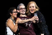 Auch das gehört dazu: Selfie machen auf der Bühne mit Adele im Hallenstadion. (Bild: Getty/Philipp Schmidli)
