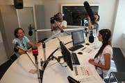 Gano im Studio von Radio Pilatus im August 2015 mit Musikredaktorin Gina De Rosa während den Dreharbeiten. (Bild: Roman Unternährer/Radio Pilatus)