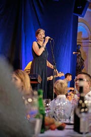 Marcia Ball, hier beim Auftritt gestern am Blues-Brunch, brillierte nicht nur musikalisch, sondern machte auch den Terror in Paris zum Thema. (Bild: Dominik Wunderli)