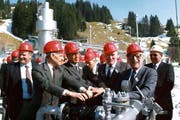 Energiefachleute drehen 1985 den Gashahn in Finsterwald auf (von links): Regierungsrat Erwin Muff, Hans-Peter Osterwalder, Werner Bühlmann, Heino Lübben, Walter Hunzinger. (Bild: PD)