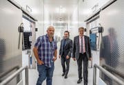 Käufer Markus Mehli (links) mit Konkursverwalter Othmar Müller (rechts) und Substitut Lucas Sperb. (Bild: Nadia Schärli (Menznau, 27. Juni 2017))