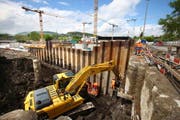 Die Spundwände für die zwei zusätzlichen Baugruben werden mit grossen Spezialmaschinen in den Boden gerammt. (Bild Laura Vercellone/Neue LZ)