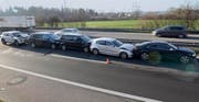 Unfall am 2. Dezember mit fünf Autos bei Buchrain, Fahrtrichtung Zug. (Bild Luzerner Polizei)