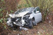 Nach der Kollision mit dem Brückengeländer kam das Auto in einer Böschung zum Stillstand. (Bild: Zuger Polizei)