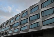 Die Fassade des sich im Bau befindenden neuen Uni-Gebäudes beim Bahnhof Luzern, in dem dereinst auch die PHZ beheimatet sein soll. (Bild Boris Bürgisser/Neue LZ)