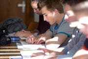 Schüler beim Lernen in der Sportmittelschule Engelberg. (Bild: Archiv Luzerner Zeitung)