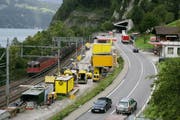Der geplante Axen Strassentunnel soll künftig durch den Berg rollen. Dies hat Auswirkungen auf die Neat Zufahrtsstrecke, fotografiert am Mittwoch, 10. September 2008. Tunnelaufahrt Bahn und Auto in Sisikon. Bild Philipp Schmidli (Bild: Philipp Schmidli (Neue Luzerner Zeitung))