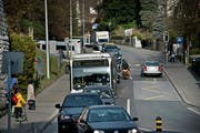 Ein übliches Bild während den Stosszeiten: Der Bus steht auf der Spitalstrasse im Stau. (Bild: Pius Amrein / Neue LZ)