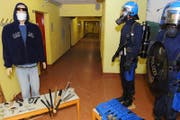 Bis auf die symbolischen Schaufensterpuppen wurden die Räume noch nicht «bevölkert». (Archivbild Boris Bürgisser / Neue LZ)