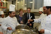 Bundesrätin Simonetta Sommaruga und der Luzerner Gesundheitsdirektor Guido Graf besuchten im November 2012 den Riesco-Lejrgang in Emmenbrücke. (Bild Dominik Wunderli)