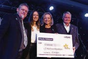 Martin Bründler, Präsident Lucerne Blues Festival, mit Sina Zemp, Geschäftsstellenleiterin Valiant-Bank Luzern, Bettina Schibli, Leiterin LZ-Lesermarkt, und Urs W. Studer, Beirat LZ-Weihnachtsaktion. (Bild: PD)