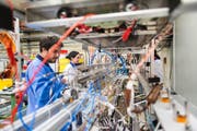Physiker bei der Arbeit im Forschungszentrum Cern. Bild: Christian Beutler/Keystone (Genf, 10. Juli 2014)
