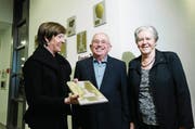 Die Hünenberger Gemeindepräsidentin Regula Hürlimann (links) übergibt Beda und Margrith Boos den Anerkennungspreis für ihr Lebenswerk. (Bild: Stefan Kaiser (Hünenberg, 5. Januar 2018))