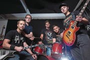 Im Bandraum in Hünenberg entsteht der Sound von Vamprovia: die Mitglieder Björn Kalbitzer, Dominik Annen, Stephan Kläy, Lars Kalbitzer und Marco Faoro (von links). (Bild: Maria Schmid (Hünenberg, 10. Oktober 2017))
