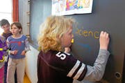Zwei Fremdsprachen in der Primarschule (im Bild Frühenglisch-Unterricht) überfordere viele Kinder, findet die SVP des Kantons Nidwalden. (Bild: Keystone/Regina Kuehne)