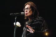 Die weisse Rose darf nicht fehlen: Nana Mouskouri bei ihrem Auftritt im KKL Luzern. (Bild: Boris Bürgisser (Luzern, 12. März 2018))