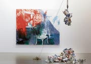 Rachel Lumsden, «Red Room», davor die Installation «Release» von Martina von Meyenburg. (Bild: F. X. Brun)