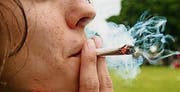 Über 18 Jahre alt sein, in der Stadt Bern wohnen und bereits Cannabis konsumieren: Das sind die Anforderungen an die gesuchten Testpersonen. (Bild: Keystone)