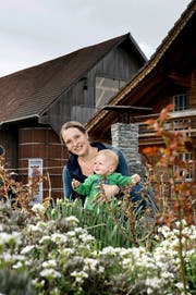 Kathrin Meyer (34), neue Präsidentin der Schweizerischen Katholischen Bauernvereinigung, mit Sohn Remo auf ihrem Hof in Willisau. (Bild Pius Amrein)