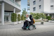 Der Gisiker Martin Hailer hat einen Roman über das Leben mit einer Behinderung geschrieben. (Bild: Pius Amrein / Neue LZ)