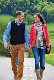 Der Luzerner Kulturmanager Pirmin Lötscher testet zusammen mit seiner Frau, der ehemaligen Miss Schweiz Bianca Sissing, den Liebesweg. (Bild: PD)