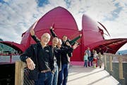Feierten gestern in Vitznau den Abschluss des Gästivals (von links): Präsident Adelbert Bütler und die Projektleiter Beat Heuberger, Christoph Risi und Jost Huwyler. (Bild Corinne Glanzmann)