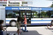Schüler an der Bushaltestelle Herti in Zug. (Bild: Stefan Kaiser / Neue ZZ)