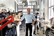 Noch werden die E-Bikes von Stöckli in dieser Werkstatt in Wolhusen (im Bild CEO Beni Stöckli) zusammengebaut. Die Luzerner Firma plant eine eigene Fertigungsstrasse. (Bild: Nadia Schärli / Neue LZ)