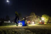 Der Rettungshelikopter bringt den Fahrer ins Spital. Wenig später erliegt er seinen Verletzungen. (Bild: Kantonspolizei Zug / Hünenberg, 14.4.2017)