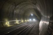 Ein Zug fährt durch den Gotthard-Basistunnel. (Bild: Keystone/Urs Flueeler)