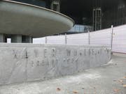 Der Wagenbachbrunnen nach dem Sandstrahlen. Das Sandstrahlen benötigte drei bis vier Tage. Im Vordergrund die neu versetzten Abdeckplatten und die sanierte Beschriftung. (Bild: Vitus Wey)