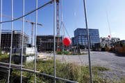 Das prestigeträchtige Hochhaus auf dem Suurstoffi-Areal soll ab November 2018 bezugsbereit sein. (Bild Werner Schelbert)