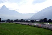 Die Linienführung der Bahn 2030 am Lauerzersee solle wieder ins Positionspapier kommen, fodern Gemeinderäte. (Bild Erhard Gick/Neue SZ)