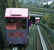 Die alte Gütschbahn, hier auf einer Probefahrt mit dem damaligen technischen Leiter Ernst Huwyler. (Bild: Archiv / Neue LZ / Beat Blättler)