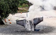 Überreste einer nicht explodierten Rakete nahe der israelischen Grenze. (Bild: Zyad Shoufi/EPA (10. Februar 2018))