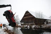Das Auto wird aus dem Lorzenkanal geborgen. (Bild Zuger Polizei)